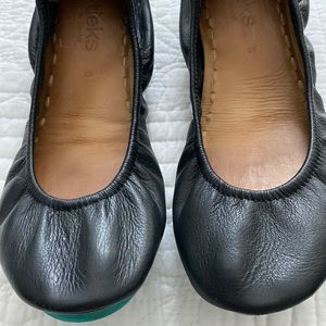 Black leather Tieks ballet flat size 8 - in good condition box flower & bags